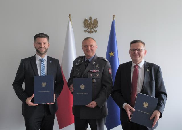 gen. bryg. pil. Robert Cierniaki Szef Władzy Lotniczej, Adam Ogrodnik wiceprezes Urzędu Dozoru Technicznego oraz Julian Rotter p.o. prezes Urzędu Lotnictwa Cywilnego