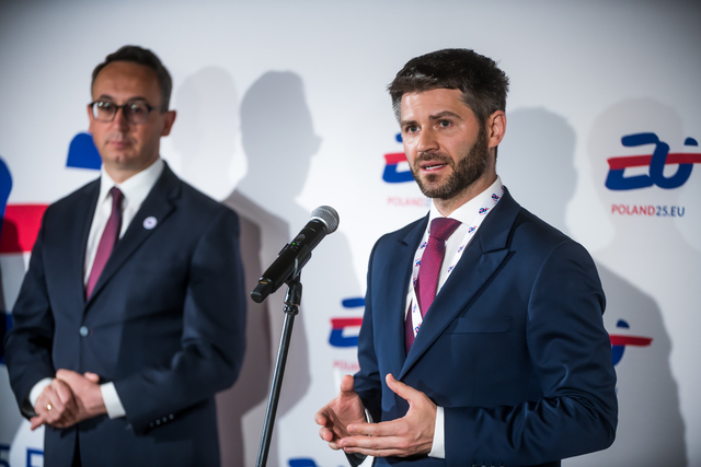 PRezes ULC Julian Rotter i Minister Infrastruktury Dariusz Klimczak na briefingu prasowym przed Szczytem Lotniczym