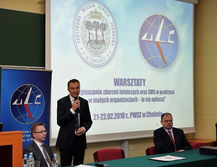 Otwarcie warsztatów „Zgłaszanie zdarzeń lotniczych oraz SMS w praktyce w małych organizacjach – to się opłaca!”. Prezes ULC, Dyrektor Państwowej Wyższej Szkoły Zawodowej w Chełmie oraz Dyrektor z ULC.