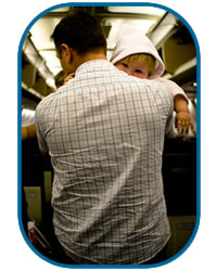 dziecko na rękach u taty na pokładzie samolotu