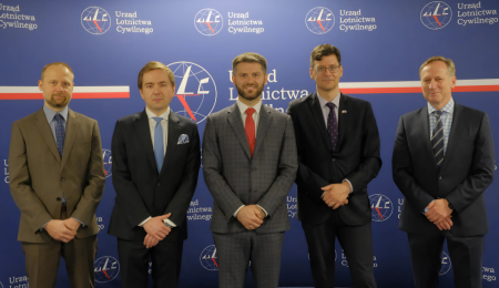 Na tle ścianki z logo ULC stoją Prezes i Wiceprezesi ULC, Felix Maunier DGCA Kanady i dyrektor Departamentu TEchniki w ULCy 